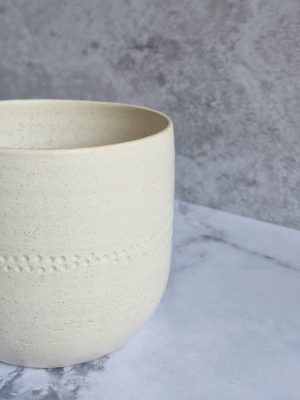 Détail du cache-pot Perles blanc moucheté