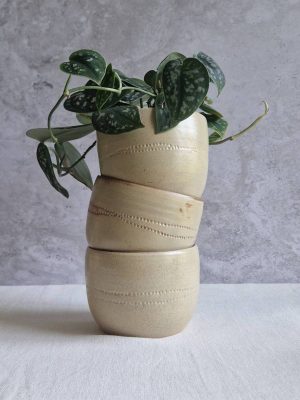 Trio de cache-pots beiges empilés avec un pothos argenté