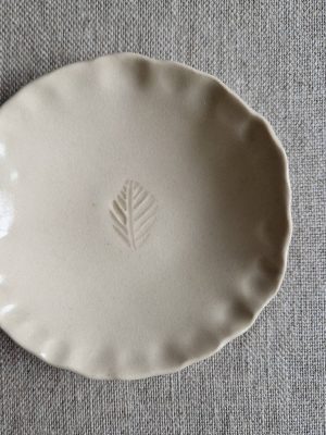 Détail d'une coupelle végétale avec le motif central de feuille