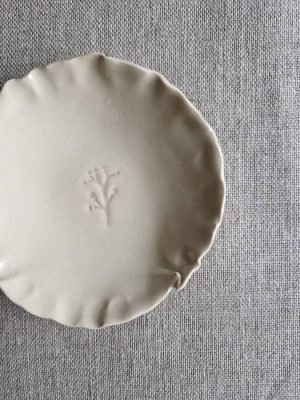 Détail d'une coupelle végétale avec un motif central de fleur