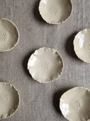 Plusieurs coupelles en céramique vues de haut au motif central de fleur