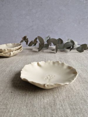 Coupelle en grès émaillé écru vue de côté