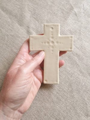 Main tenant la croix Bethléem