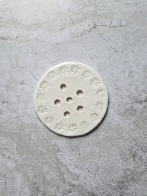 Pique-fleurs en grès au motif de fleurs