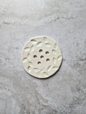 Pique-fleurs en grès blanc au motif de couronne de feuilles