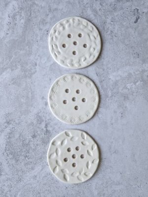 Trois modèles de pique-fleurs en grès émaillé blanc par l'Atelier les spontanées