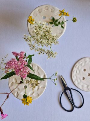 Pique-fleurs en grès avec quelques fleurs des champs vus de haut