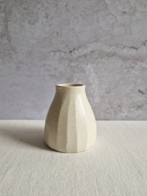 Gros plan sur le vase Astrée en céramique