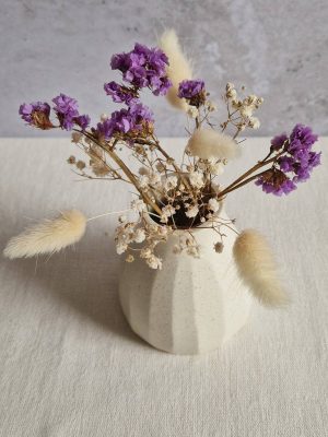 Vue de haut du vase Astrée en céramique avec un bouquet de fleurs séchées