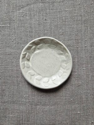 Gros plan sur la mini coupelle au motif de feuillage vue de haut