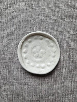 Gros plan sur la mini coupelle au motif de perles vue de haut