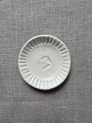 Gros plan sur la mini coupelle au motif de rayures vue de haut