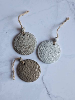 Trois médaillons de coloris différents