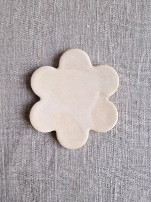 Gros plan sur le support Marguerite en coloris beige rosé