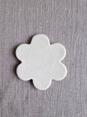 Gros plan sur le support Marguerite en coloris blanc moucheté