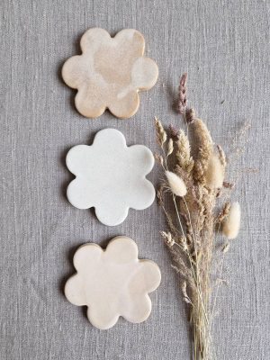 Trois supports Marguerite en grès émaillé de coloris variés de l'Atelier les spontanées