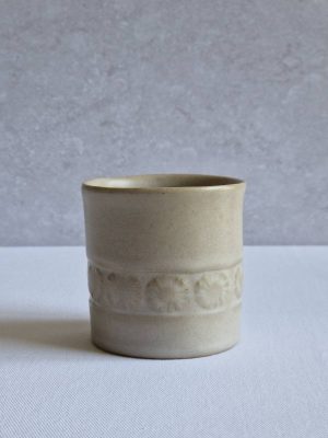Tasse à café en grès beige avec frise de fleurs