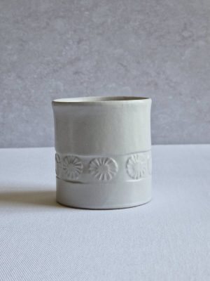 Tasse à café en grès blanc avec frise de petites pâquerettes