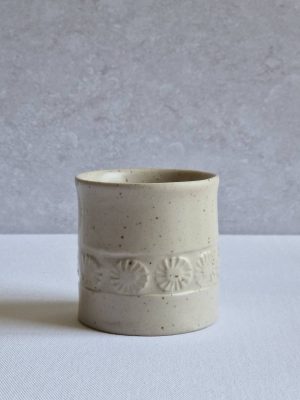 Tasse à café en grès beige pyrité avec frise de fleurs