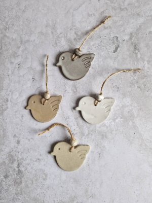 4 oiseaux en grés émaillé de couleurs différentes