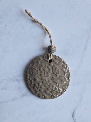 médaillon flora en grès émaillé de coloris chocolat