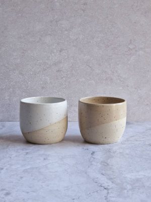 deux tasses en grès de coloris blanc et beige rosé