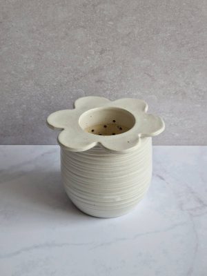 infuseur blanc posé sur un mug Helsinki blanc