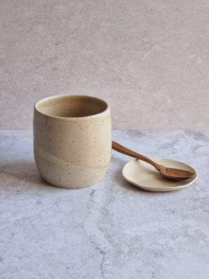 mug milan en grès émaillé beige rosé de l'atelier les spontanées