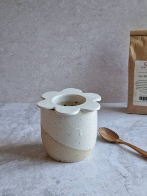 mug et infuseur en grès émaillés blancs