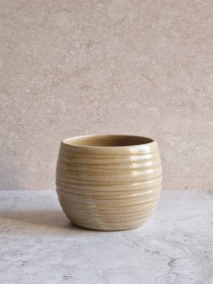tasse helsinki en grès émaillé beige rosé de l'atelier les spontanées