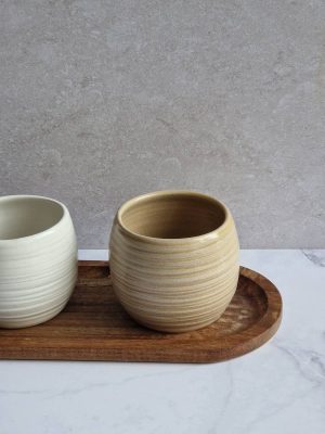 zoom sur la tasse helsinki beige posée sur un plateau