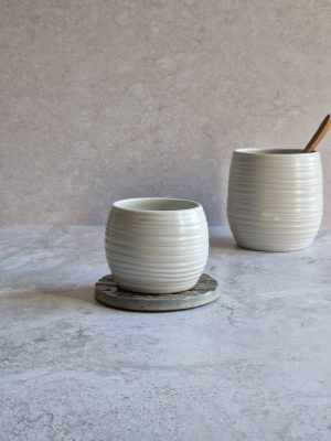 tasse helsinki en grès émaillé blanc et mug Helsinki blanc