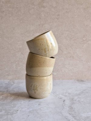 trois tasses en grés émaillé beige rosé