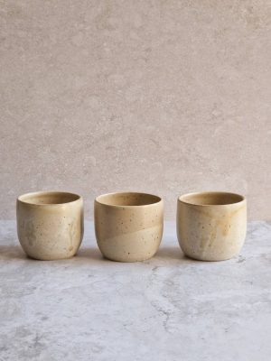 trois tasses en grès émaillé beige rosé de l'atelier les spontanées