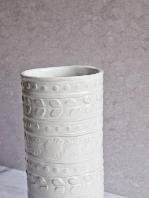 Détail du vase empreintes blanc de l'atelier les spontanées